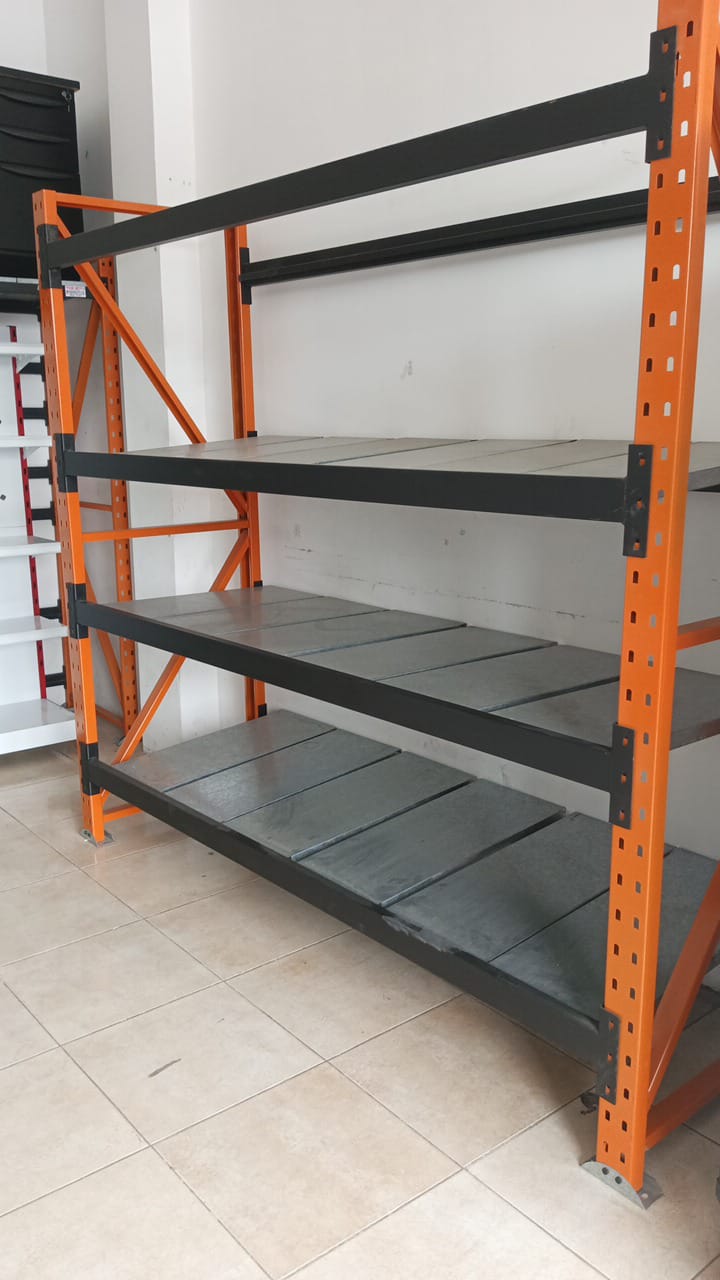 Mobiliario comercial en uso